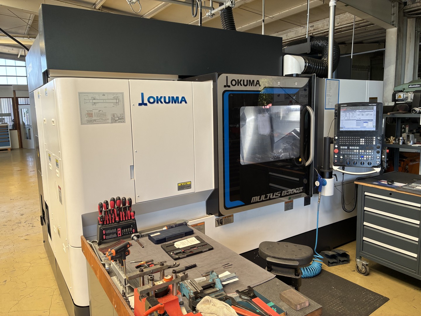 OKUMA MULTUS B300II-W – centrum tokarsko-frezarskie CNC BA2400, używane